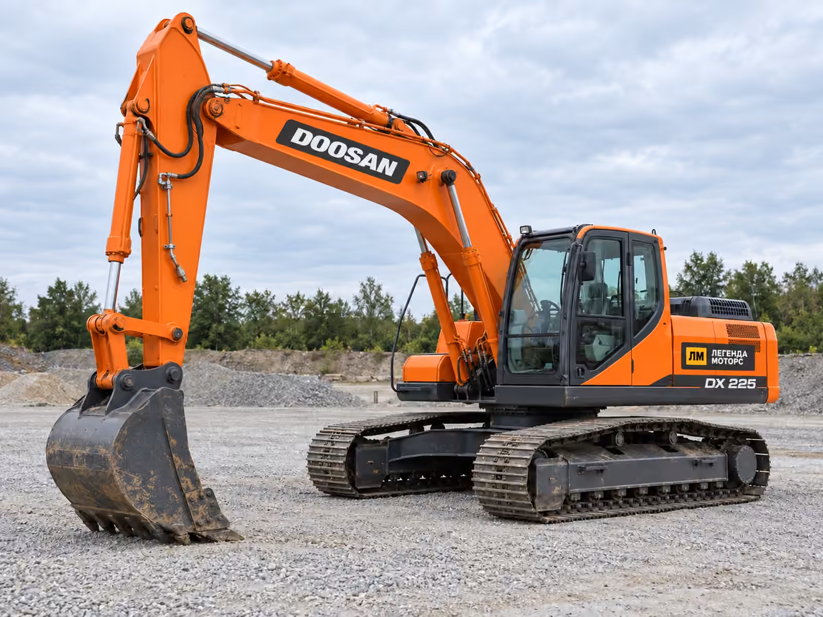 Doosan DX 225 — вигляд спереду під кутом, ілюстрація