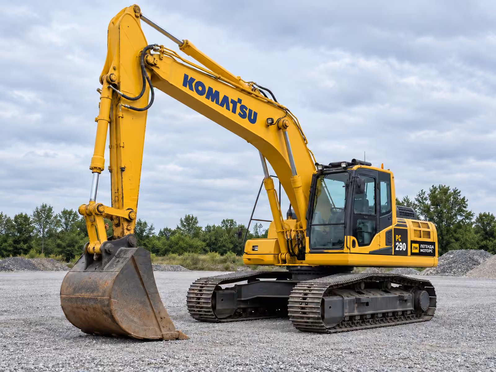 Komatsu PC 290 — вигляд спереду під кутом, ілюстрація